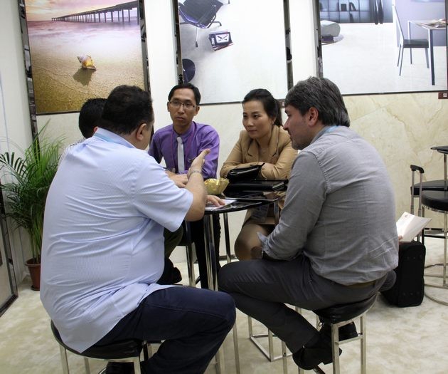 图9、与客商细心洽谈.jpg