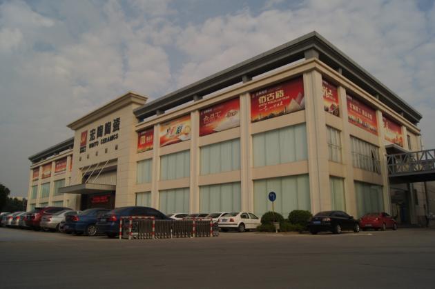 图1、庄重气派的营销中心展馆外观