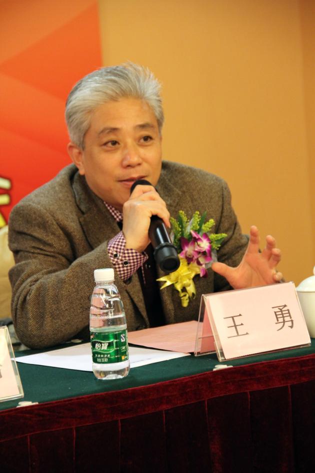 图6、企业市场总监王勇主持会议