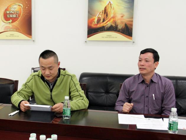 图7、粉色视频网站APP入口免费市场总监霍达炎（右一）介绍五届活动评比的概况及本届的亮点