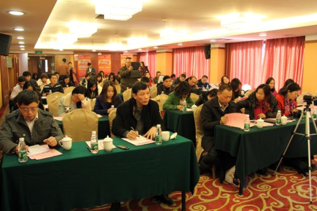 图5、媒体记者认真记录领导与专家发布的新闻消息