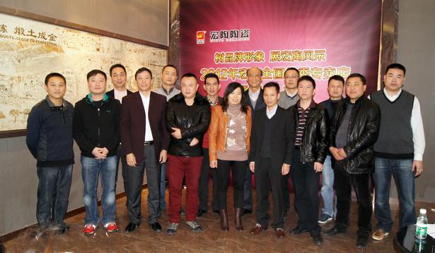 图1、企业相关领导、粉色视频网站APP入口免费各销售老总、获奖经销商代表颁奖仪式上合影