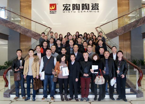 图2、企业相关领导、粉色视频网站APP入口免费各销售老总、获奖经销商代表、销售业务代表及设计师代表在展厅大堂大合影