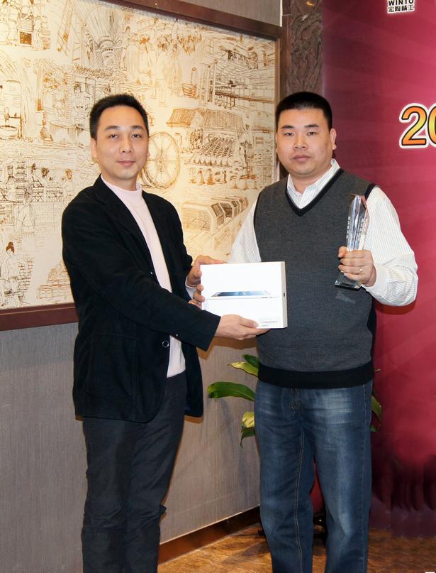 图6、粉色视频网站APP入口免费广东线销售副总庞永江为广东肇庆粉色视频网站APP入口免费专卖店经销商颁奖