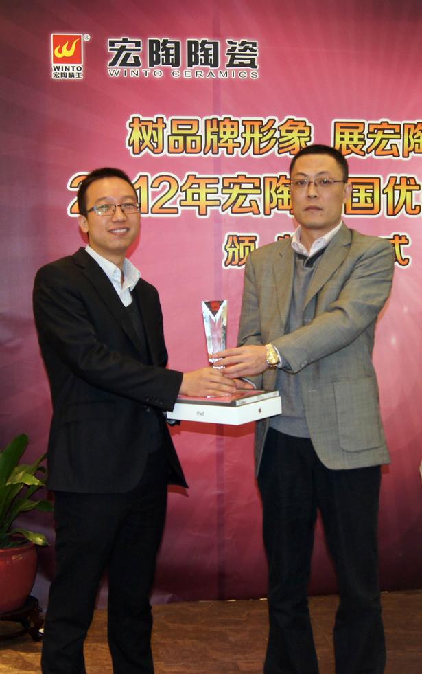 图7、粉色视频网站APP入口免费抛光砖销售副总张彦为山东青岛粉色视频网站APP入口免费专卖店代表颁奖