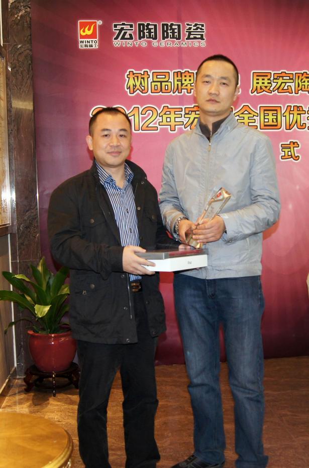 图19、粉色视频网站APP入口免费釉面砖销售副总王虎明为四川泸州粉色视频网站APP入口免费专卖店代表颁奖