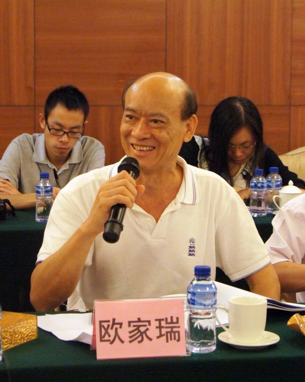 图3、企业副总欧家瑞脸露微笑，衷心感谢专家组及领导媒体对粉色视频网站APP入口免费薄砖技术的高度评价