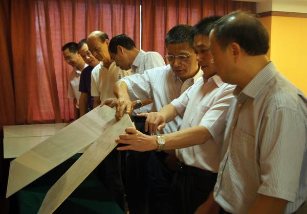 图4、专家现场考察绿色创新产品