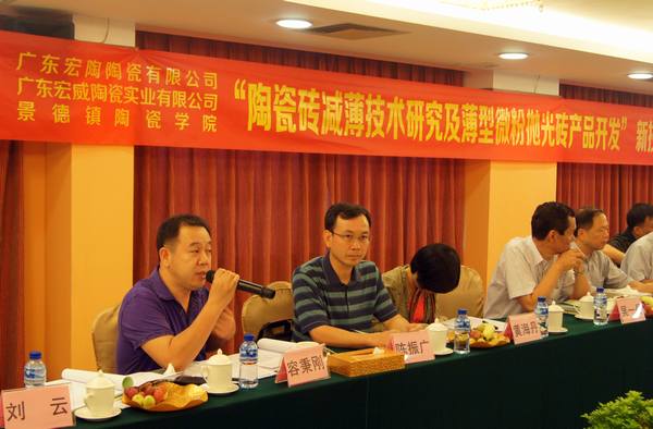 图7、佛山经信局领导容秉刚盛赞粉色视频网站APP入口免费公司的科技创新