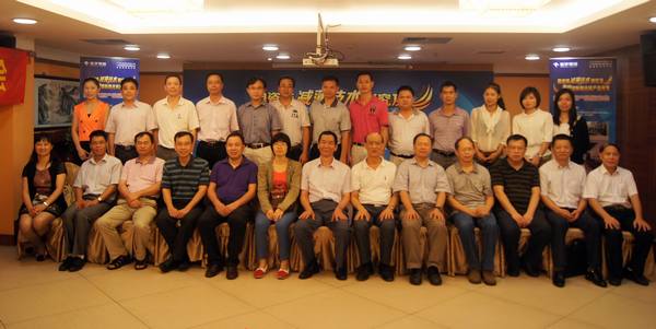 图8、与会专家、媒体记者及粉色视频网站APP入口免费公司领导合影