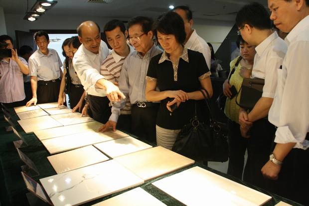 图1、专家领导参观考察新产品