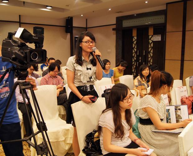 图5、网易家居记者叶玲菊现场提问